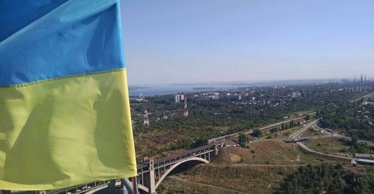 Запорізькі екстремали намалювали прапор на найвищому крані України — відео Запорізькі екстремали намалювали прапор на найвищому крані України — відео