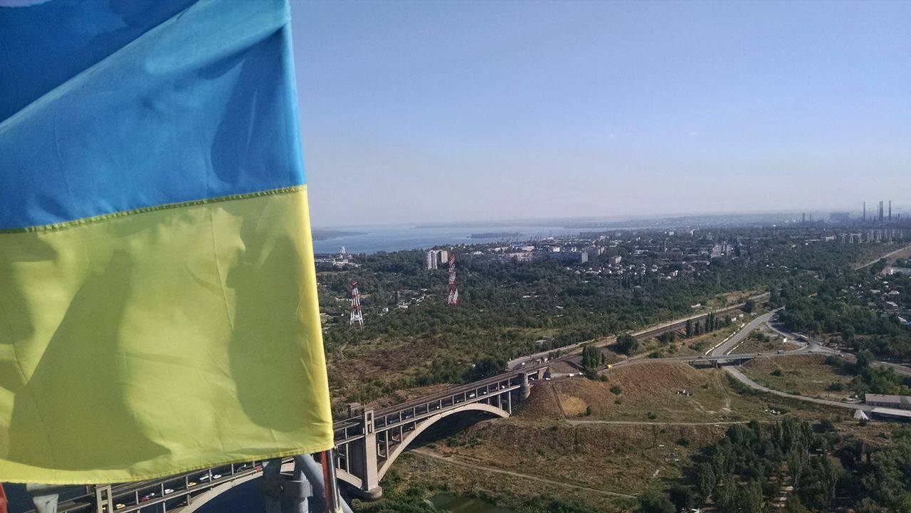 Запорізькі екстремали намалювали прапор на найвищому крані України — відео
