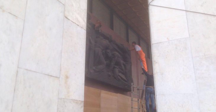 У Києві згідно декомунізації зносять барельєф в Українському домі У Києві згідно декомунізації зносять барельєф в Українському домі