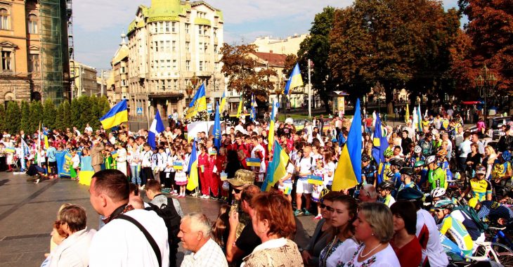 Тато в мене добрий, він був на війні, – донька бійця на святі у Львові Тато в мене добрий, він був на війні, – донька бійця на святі у Львові