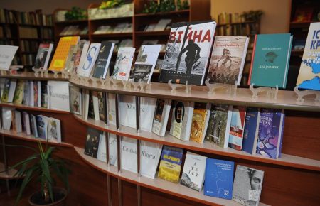 Жителям Маріуполя подарували сучасні книжки на суму більш ніж 100 000 грн