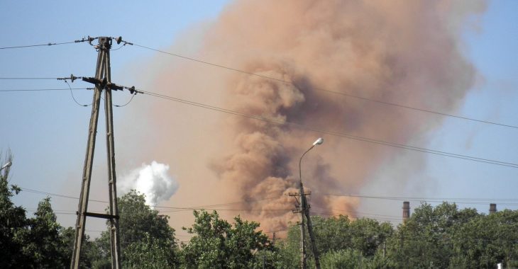Як маріупольців отруюють ненормативні викиди з заводів — відео з дрону Як маріупольців отруюють ненормативні викиди з заводів — відео з дрону