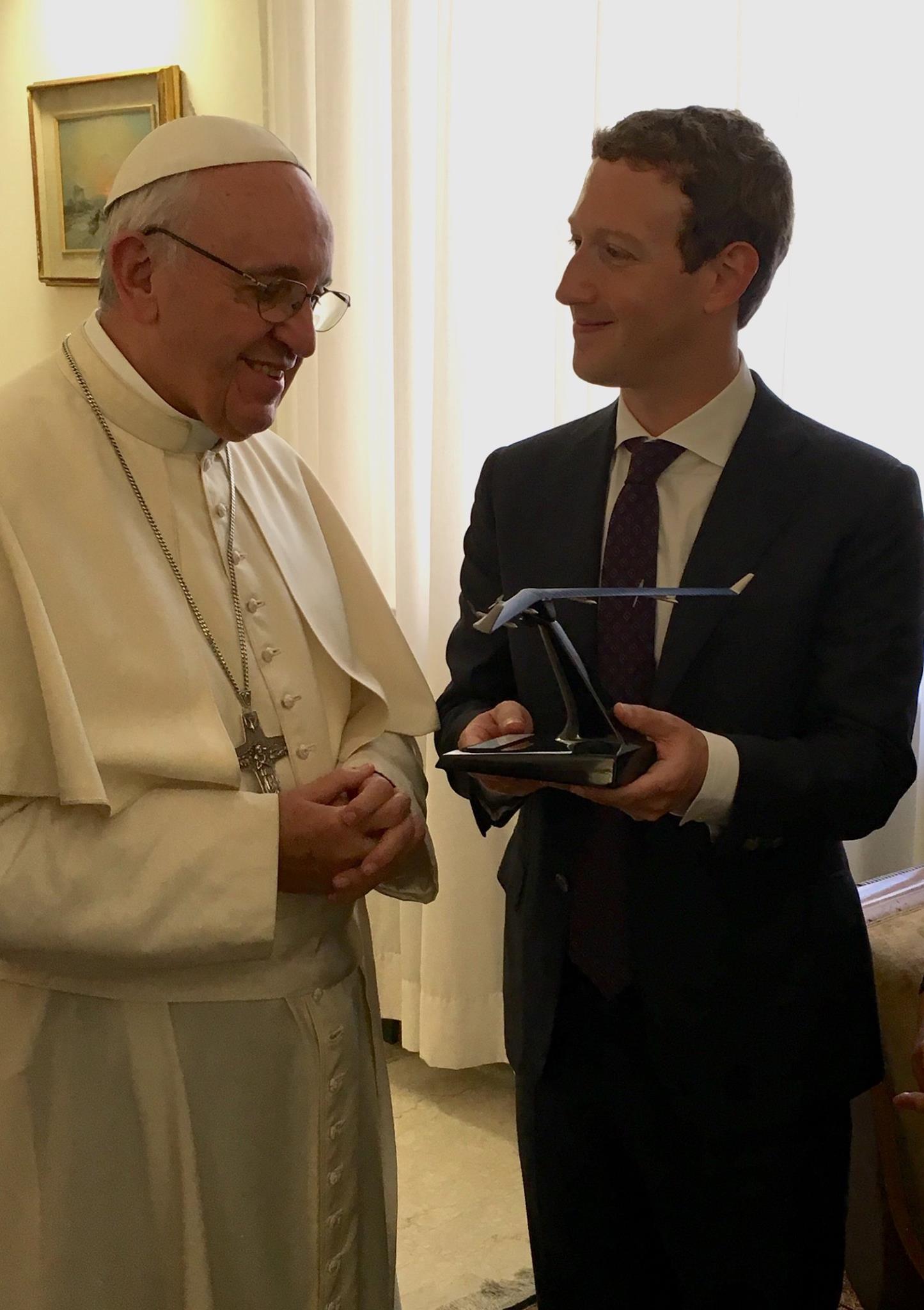 Цукерберг подарував Папі Римському дрон на сонячних батареях — відео