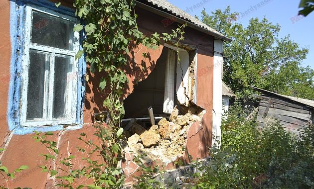 Під Бердянськом БРДМ військових протаранила будинок — ЗМІ Під Бердянськом БРДМ військових протаранила будинок — ЗМІ
