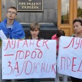 Люди потребовали от Порошенко признать гуманитарную катастрофу на Донбассе