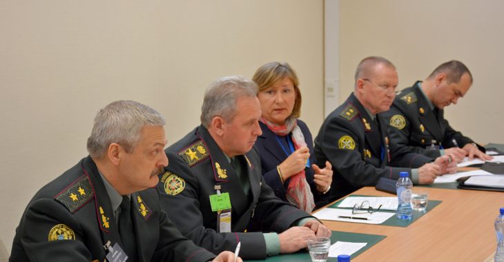 Аваков віддав на підпис Порошенку проект скорочення генеральських посад Аваков віддав на підпис Порошенку проект скорочення генеральських посад