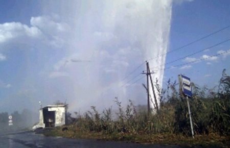 Біля блокпосту біля Слов’янська прорвало трубу і б’є фонтаном вода — відео