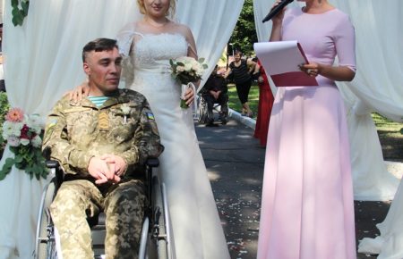 У Львівському шпиталі відсвяткували весілля бійця і нареченої з Луганська
