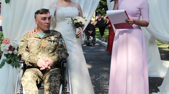 У Львівському шпиталі відсвяткували весілля бійця і нареченої з Луганська У Львівському шпиталі відсвяткували весілля бійця і нареченої з Луганська