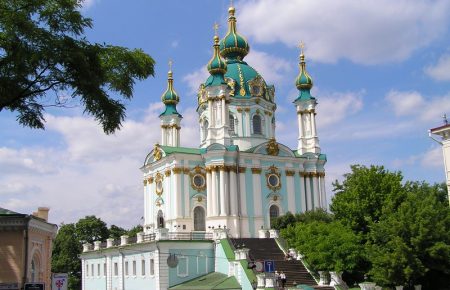 У Києві водій допаркувався так, що заїхав на сходи біля Андріївської церкви