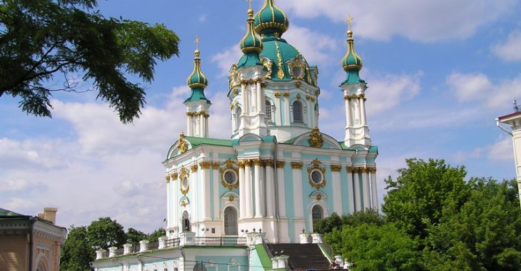 У Києві водій допаркувався так, що заїхав на сходи біля Андріївської церкви У Києві водій допаркувався так, що заїхав на сходи біля Андріївської церкви