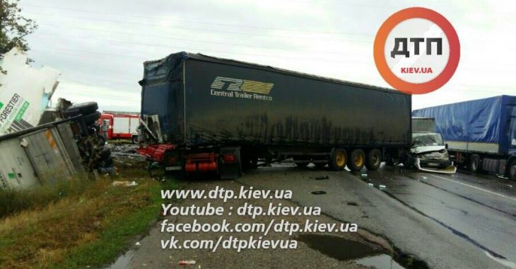 Масштабне ДТП під Києвом: зіткнулись вантажівки, фото Масштабне ДТП під Києвом: зіткнулись вантажівки, фото
