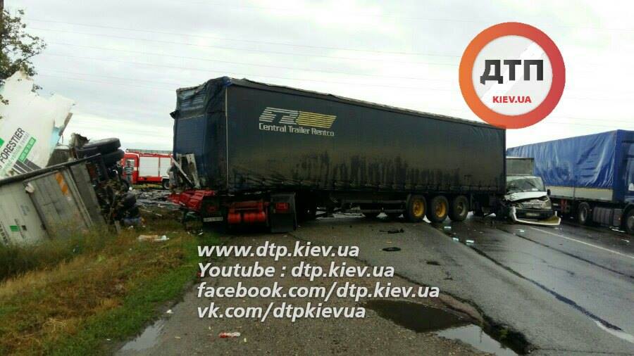 Масштабне ДТП під Києвом: зіткнулись вантажівки, фото