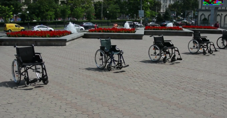 У Дніпрі активісти запропонували владі проїхатися містом у візках — відео У Дніпрі активісти запропонували владі проїхатися містом у візках — відео