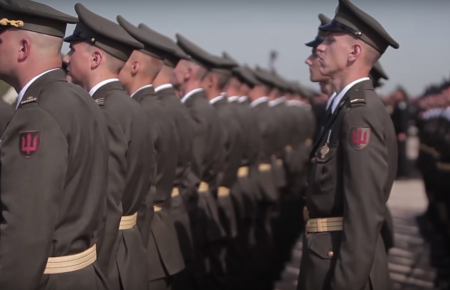 Як українські військові у новій формі провели репетицію параду — відео