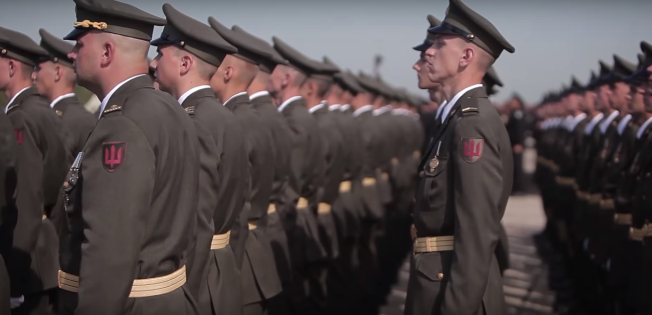 Як українські військові у новій формі провели репетицію параду — відео