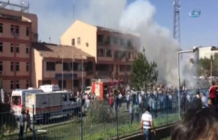 Теракт у Туреччині — 3 загиблих, близько 100 поранених — відео