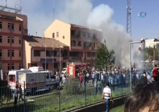Теракт у Туреччині — 3 загиблих, близько 100 поранених — відео Теракт у Туреччині — 3 загиблих, близько 100 поранених — відео