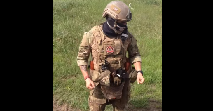 Веселий боєць станцював на камеру у повному спорядженні — відео Веселий боєць станцював на камеру у повному спорядженні — відео