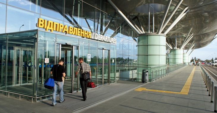 У Борисполі сотні людей вже 9 годин чекають на два рейси до Туреччини У Борисполі сотні людей вже 9 годин чекають на два рейси до Туреччини