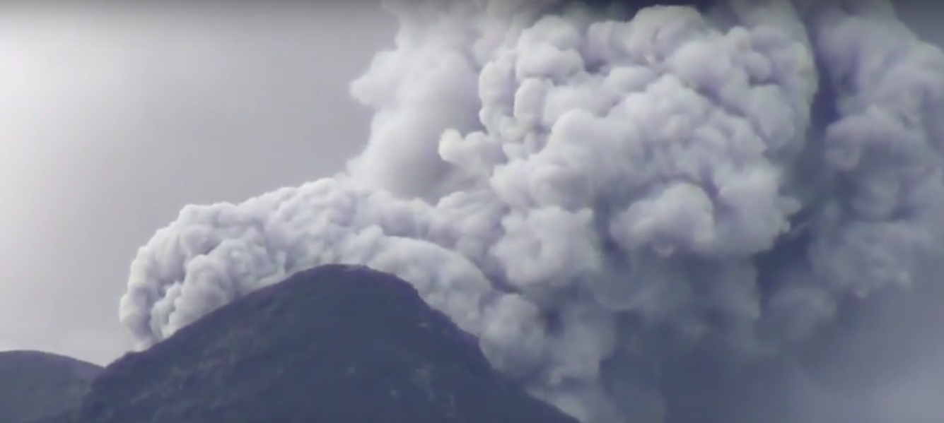 В Індонезії стовпи диму піднялися одразу над трьома вулканами — відео