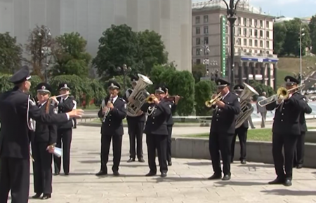Оркестр поліції зіграв на Майдані пісню Вакарчука — відео