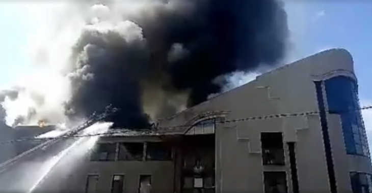 У Донецьку горить будівля офісу Сергія Тарути — відео У Донецьку горить будівля офісу Сергія Тарути — відео