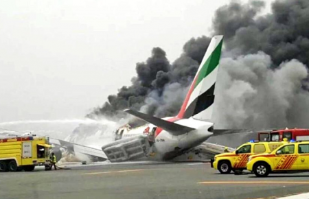 У Дубаї літак загорівся при посадці — відео