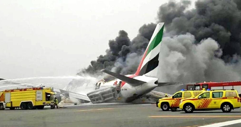 У Дубаї літак загорівся при посадці — відео