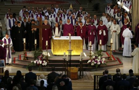 Тисячі людей у Франції прийшли попрощатися з убитим терористами священиком
