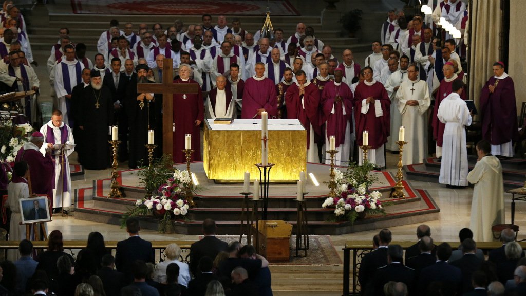 Тисячі людей у Франції прийшли попрощатися з убитим терористами священиком