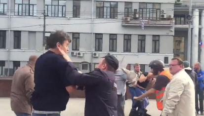 В России напали на участников оппозиционного пикета, видео