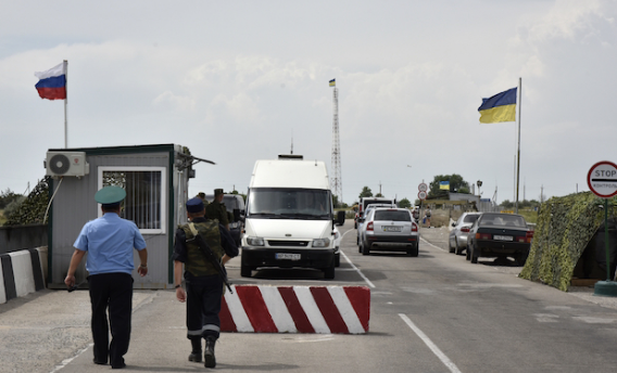 При стрельбе на админгранице Крыма и Украины пострадали мирные жители