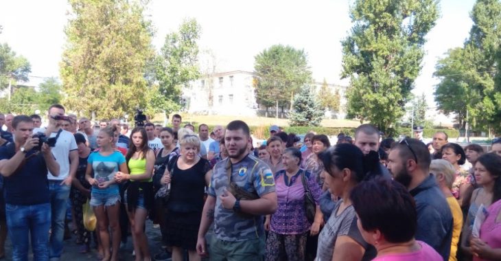Бійці «Азову» вирішили лишатися у Лощинівці після виводу поліції — відео Бійці «Азову» вирішили лишатися у Лощинівці після виводу поліції — відео