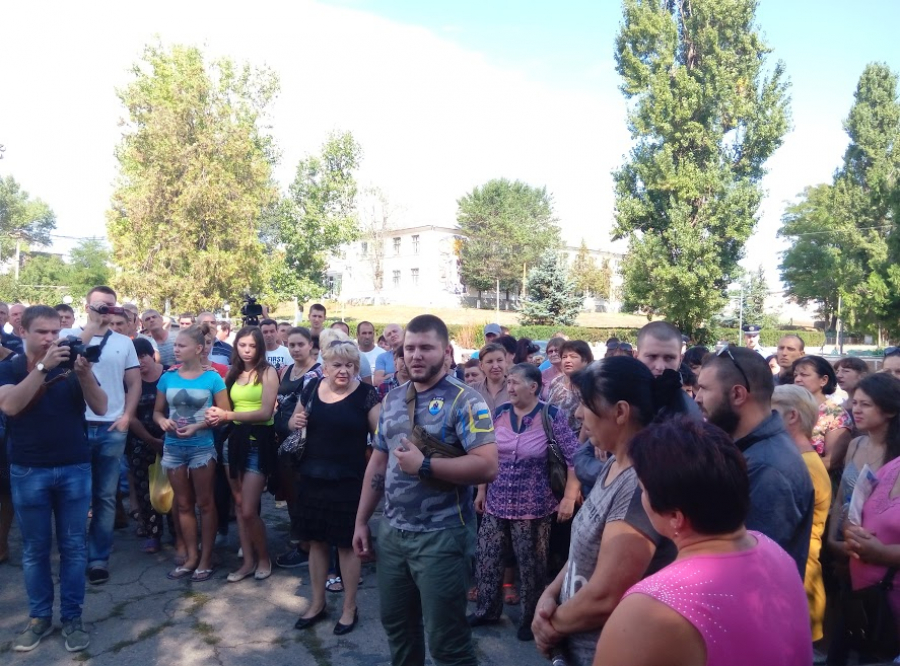 Бійці «Азову» вирішили лишатися у Лощинівці після виводу поліції — відео