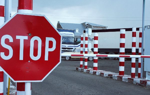 Що робити, коли через борги не випускають за кордон? Поради юристів Що робити, коли через борги не випускають за кордон? Поради юристів
