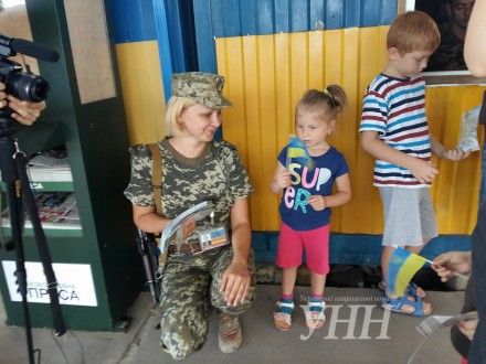 На адмінкордоні з Кримом прикордонники роздавали людям державну символіку