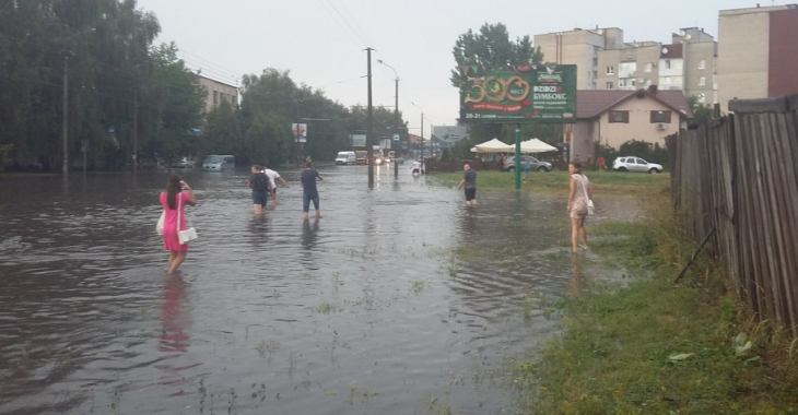 У Луцьку злива затопила вулиці, відео У Луцьку злива затопила вулиці, відео