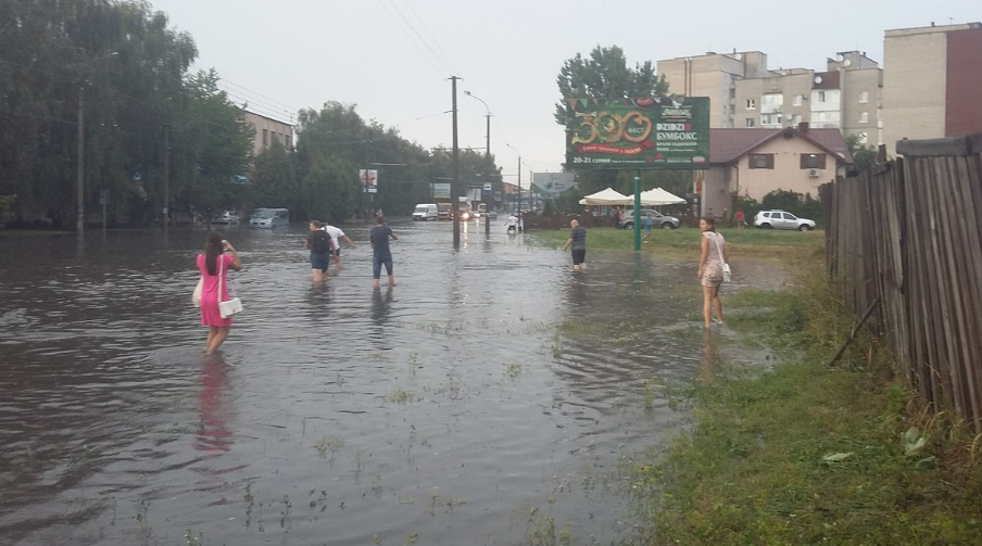 У Луцьку злива затопила вулиці, відео