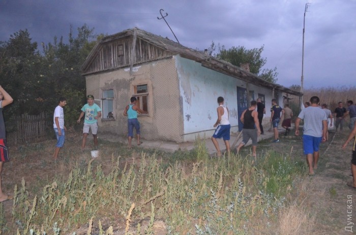 На Одещині люди збунтувались проти підозрюваного у вбивстві дівчинки, відео