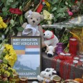 Українці вже добу несуть квіти та іграшки до посольства Нідерландів у Києві