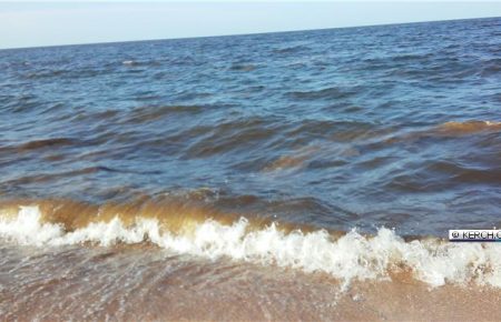 Азовське море в районі села Курортне покрилося жовтими плямами, Фото