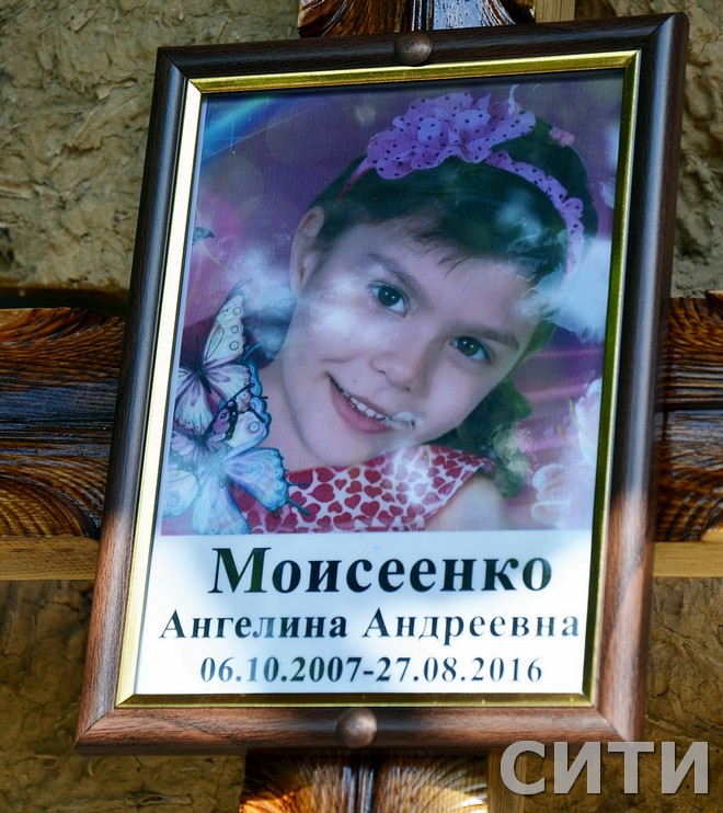 У мережі з’явилося відео з похорону 8-річної дівчинки у Лощинівці — відео