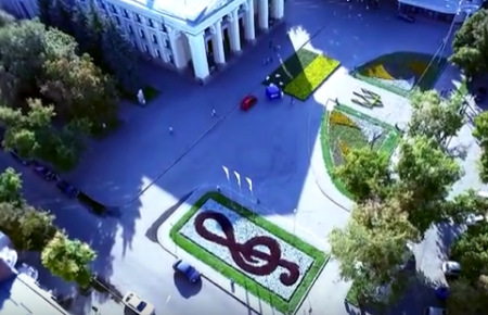 У Полтаві на Театральній площі з’явився прапор з квітів, відео з дрону