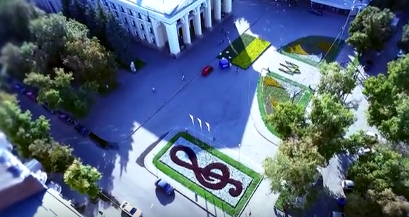 У Полтаві на Театральній площі з’явився прапор з квітів, відео з дрону