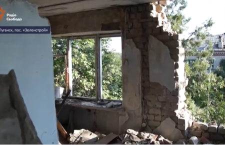 На околиці Луганська люди живуть в руїнах. Нове житло "влада" не дає, відео