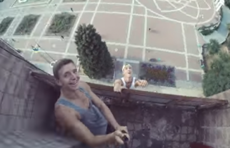 Екстремали Мелитополя виконали небезпечні трюки на даху готелю - відео
