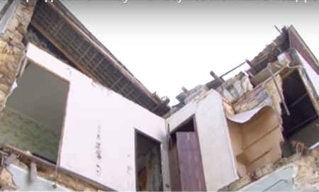 В Одессе люди четыре месяца живут в обрушившевся доме, видео