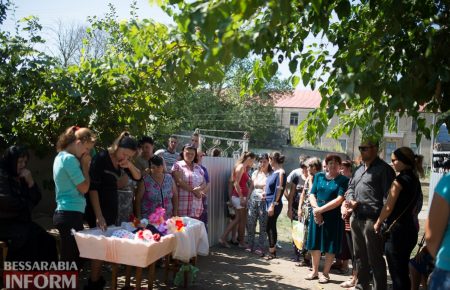 У Лощинівці попрощалися з убитою 8-річною дівчинкою — фото