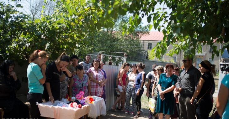 У Лощинівці попрощалися з убитою 8-річною дівчинкою — фото У Лощинівці попрощалися з убитою 8-річною дівчинкою — фото